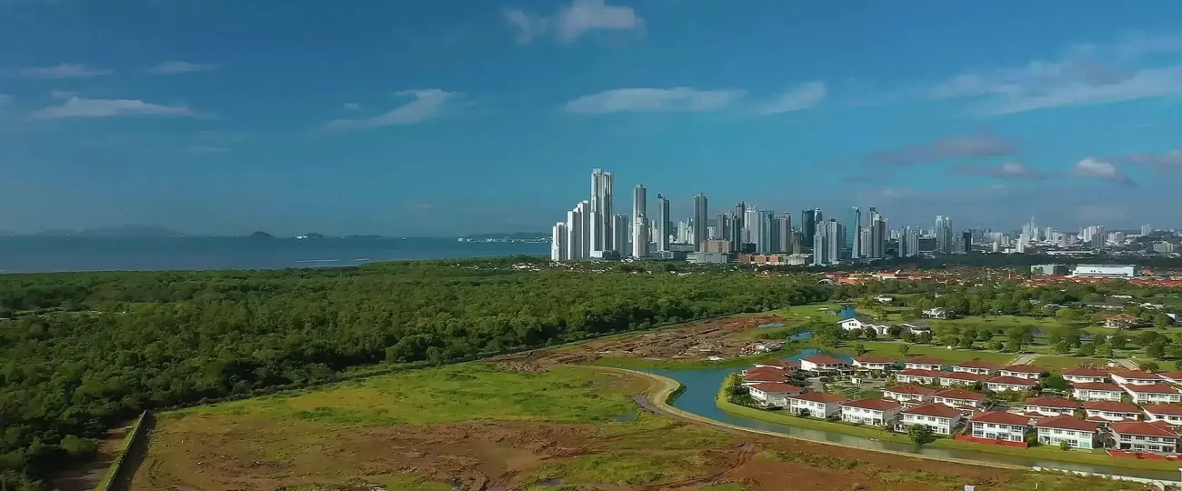 Invertir en proyectos residenciales en Panamá si vives en Bolivia: lo que debes saber