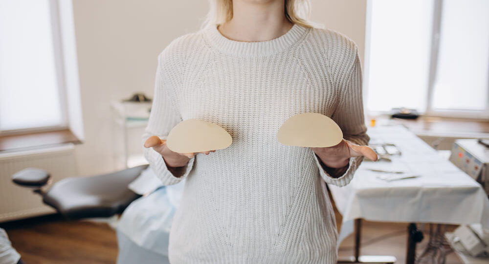 Tipos de implantes de senos y su impacto en la actividad física