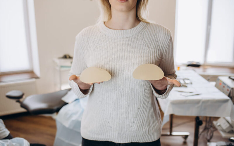 Tipos de implantes de senos y su impacto en la actividad física